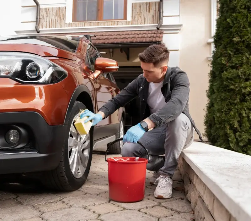 Lavage auto à domicile Ouveillan : professionnel intervenant sur un véhicule
